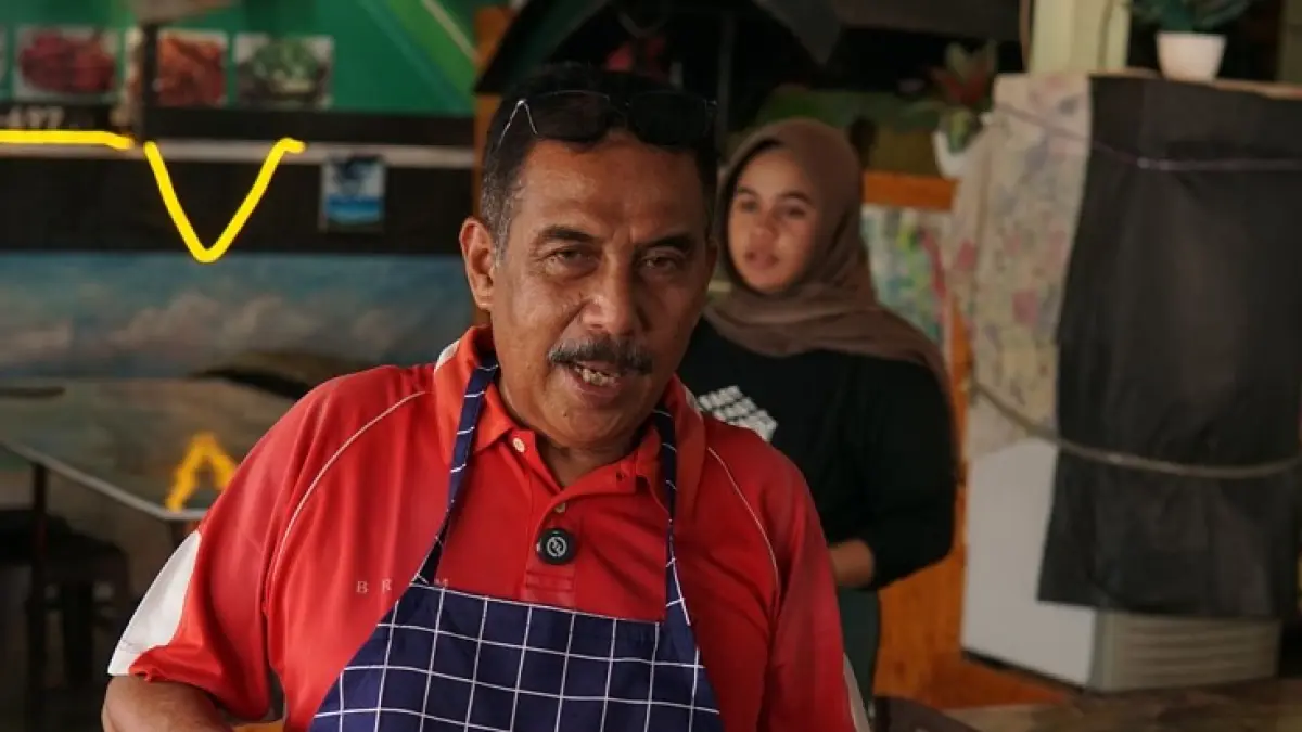 Pemilik Pemilik Pondok Nasi Kapau Fina Abram R siap menghidangkan menu masakannya, belum lama ini. (BANK (MANDIRI TASPEN untuk Riau Pos)