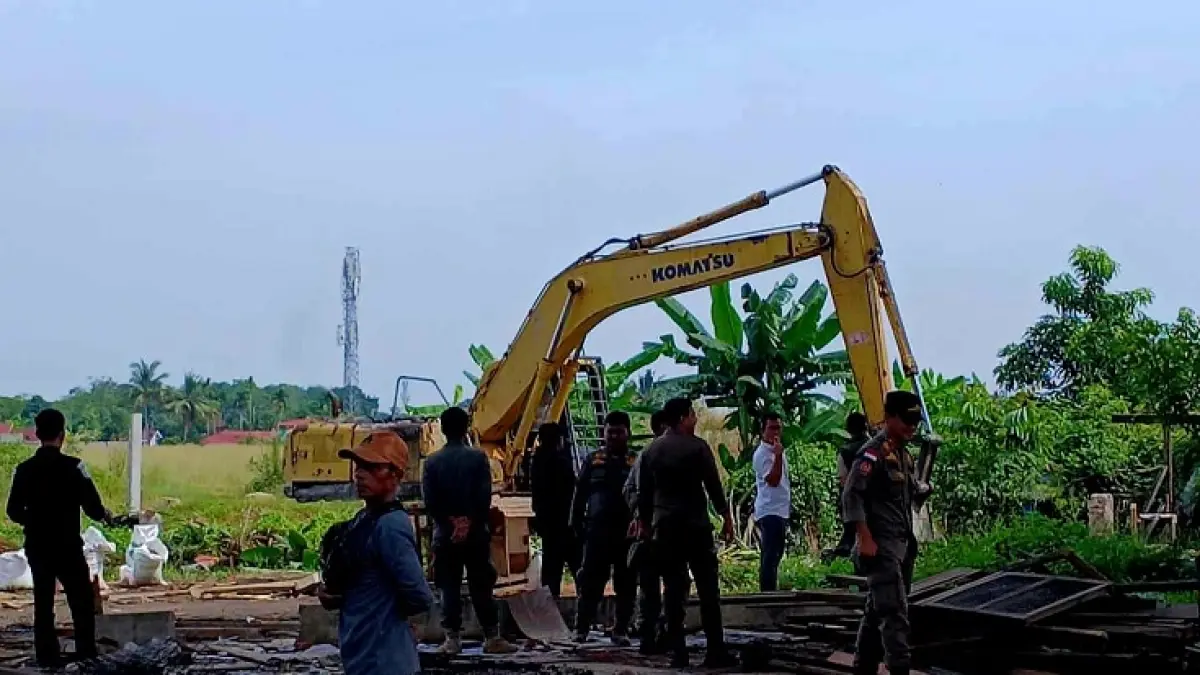 Pemko Pekanbaru menertibkan 15 rumah di bawah Jembatan Siak I sebagai bagian dari rencana pemanfaatan aset milik pemerintah daerah yang akan dikembangkan menjadi Ruang Terbuka Hijau Biru (RTHB). (Istimewa)