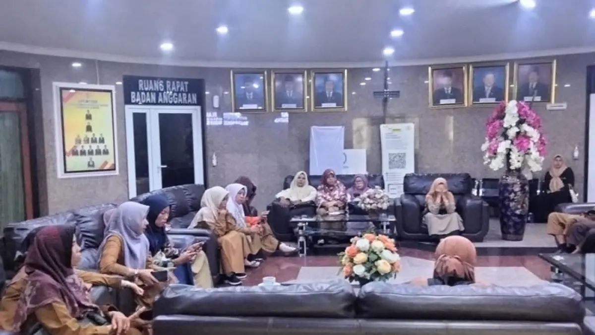 Puluhan guru bantu mendatangi DPRD Kabupaten Kampar, Senin (15/6/2026). (Kamaruddin/Riaupos.co)