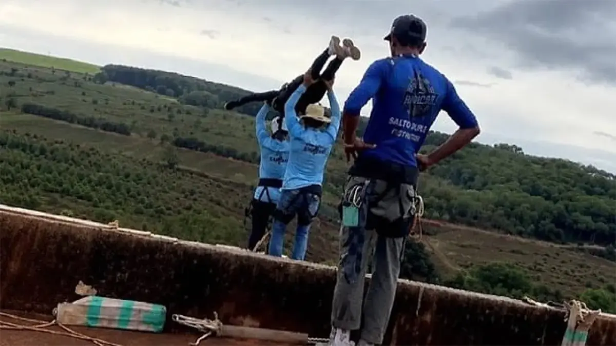 Seorang wanita berusia 21 tahun meninggal dunia setelah terjatuh saat melakukan aktivitas lompat tali ekstrem (bungee jumping) di Brazil. (JPG)