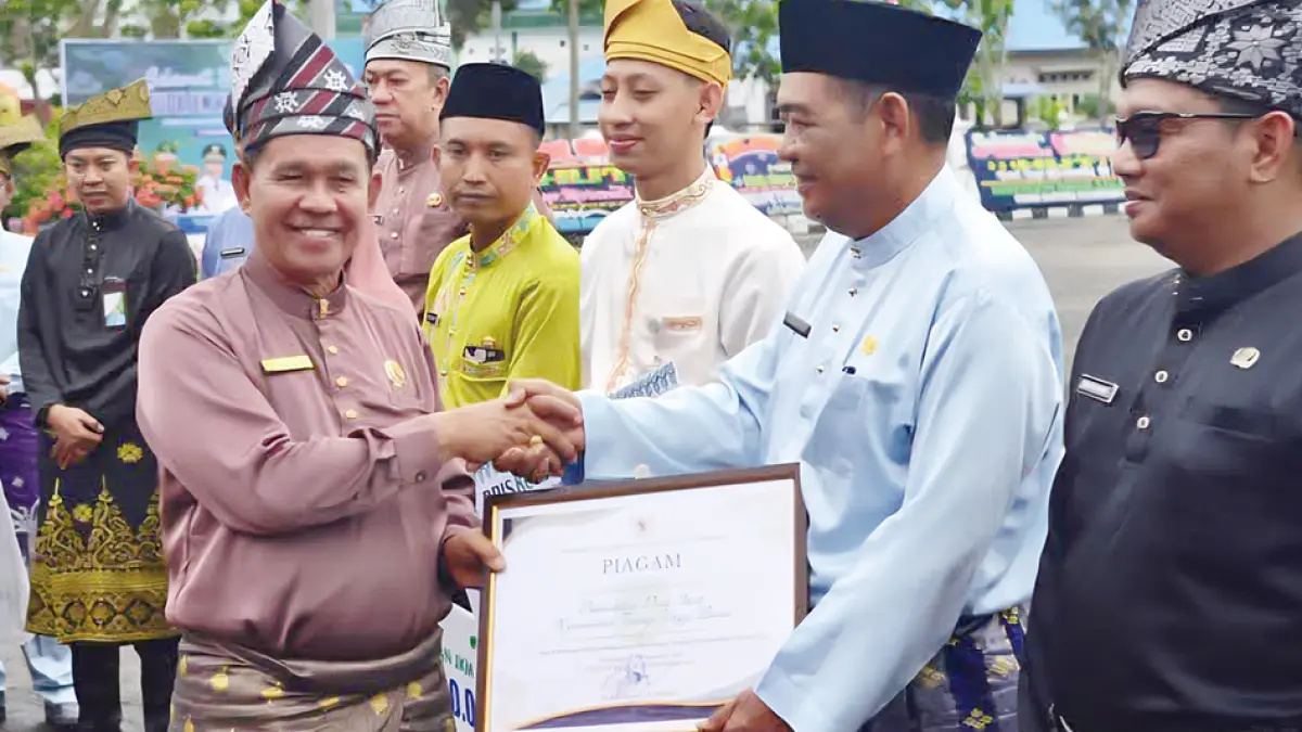 SERAHKAN PENGHARGAAN: Ketua DPRD Kepulauan Meranti Khalid Ali menyerahkan penghargaan kepada sejumlah ASN Pemkab Kepulauan Meranti yang berprestasi, beberapa waktu lalu. (WIRA SAPUTRA/RIAU POS)