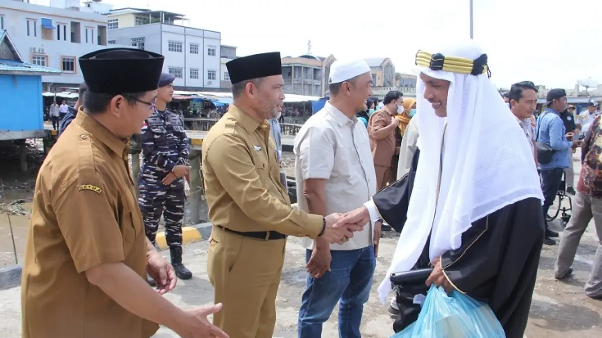 Staf Ahli Bidang Kemasyarakatan dan Sumber Daya Manusia Pemkab Inhil, H. Muamar Gaddafi menyambut kepulangan jaemaah haji Inhil kloter 11 di Pelabuhan Lasdap Tembilahan, Senin (15/6/2026).(Istimewa)