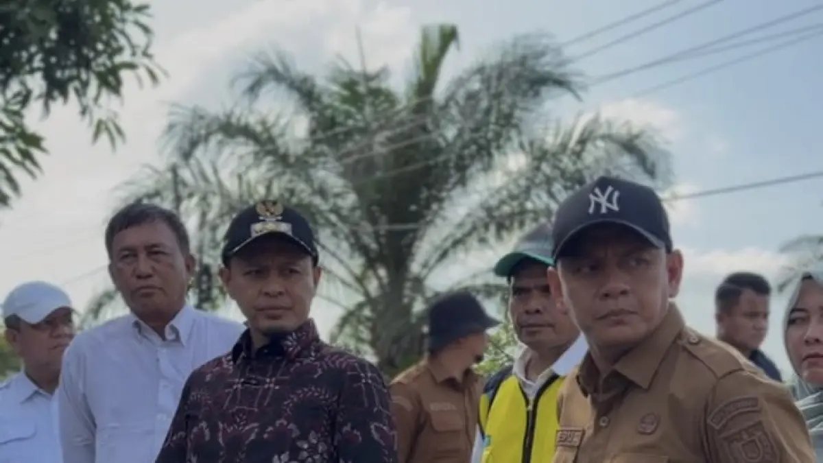 Wako Pekanbaru Agung Nugroho berada di lokasi jembatan rubuh Jalan Nelayan, Rumbai, Pekanbaru, Senin (15/6/2026).(PUPR PEKANBARU UNTUK RIAUPOS.CO)