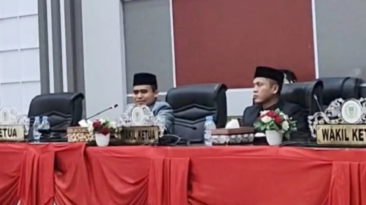 Wakil Ketua DPRD Rohul Mohd Aidi SH didampingi Wakil Ketua H Porkot Lubis selaku pimpinan sidang mencabut skor dan mengumumkan penundaan rapat paripurna akibat tidak kuorumnya kehadiran anggota di Gedung Rapat Paripurna DPRD Rohul, Senin (15/6/2026). (Setwan Rohul untuk Riaupos.co)