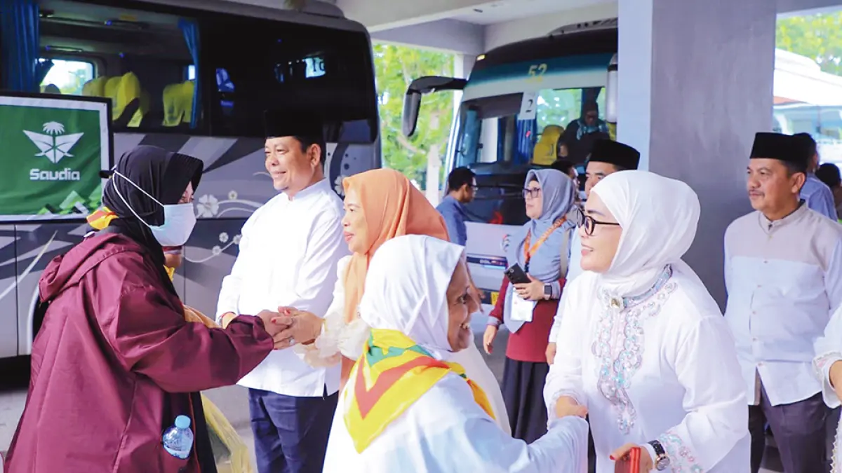 Wakil Bupati Rokan Hulu Syafaruddin Poti didampingi istri Masni Taher dan Ketua DPRD Rohul Hj Sumiartini menyambut kedatangan jemaah haji Kloter 12 Debarkasi Batam saat turun dari bus menuju Asrama Haji Batam, Senin (15/6/2026). (Prokopim Setda Rohul untuk Riau Pos)