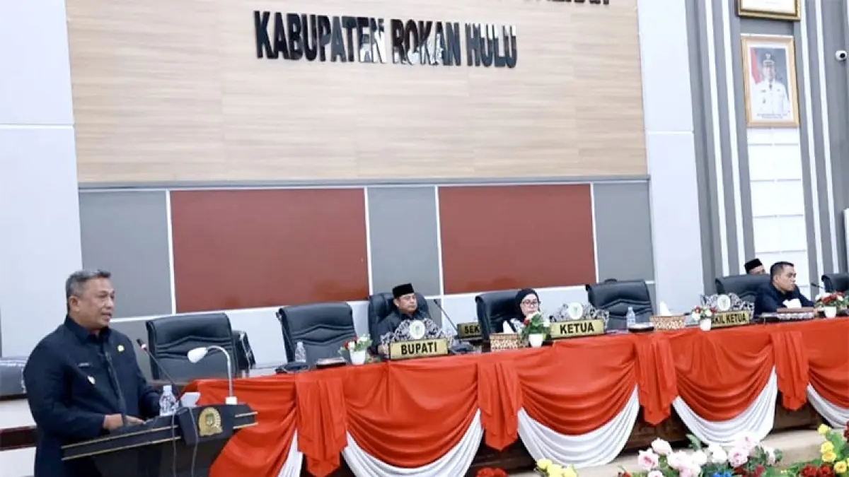 Bupati Anton atasnama Pemkab Rohul menyampaikan terimakasih kepada pimpinan dan anggota DPRD atas disetujuinya 4 Ranperda menjadi Perda, Selasa (16/6/2026) petang. Foto Prokopim Setda Rohul untuk Riaupos.co