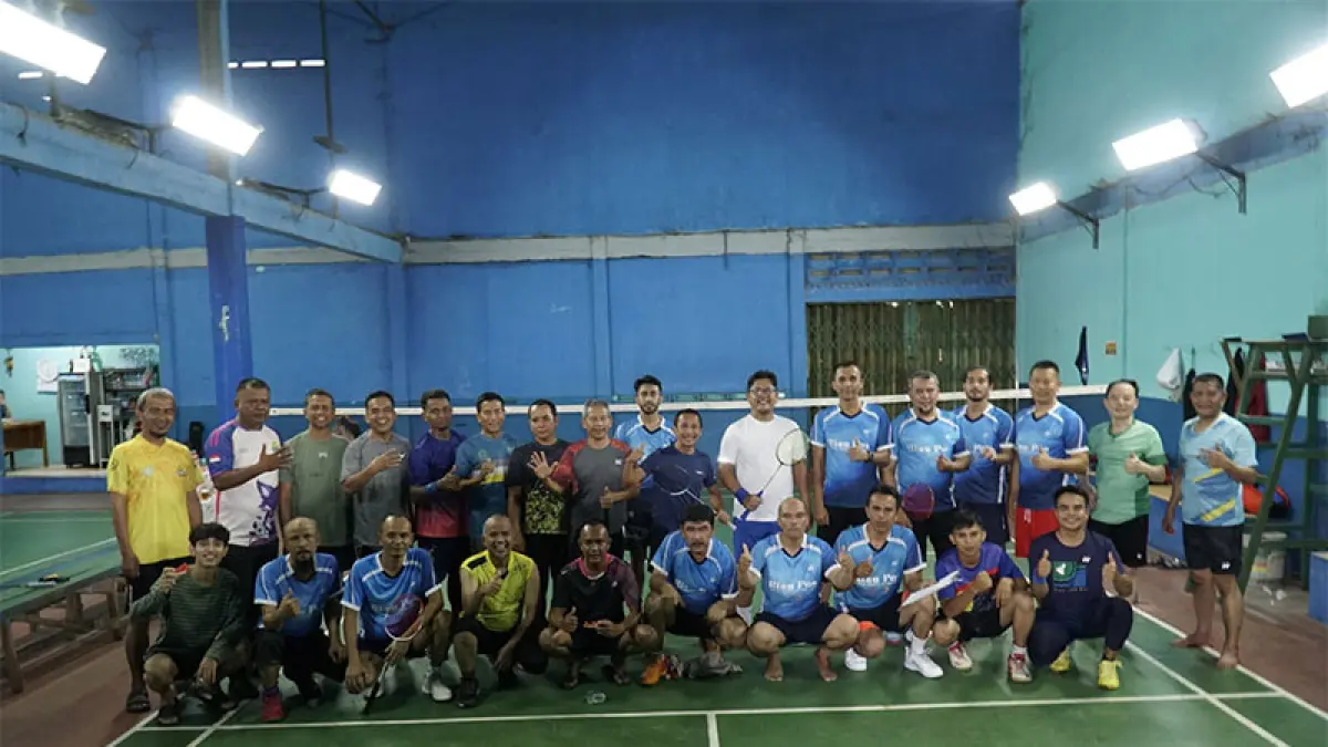 Dirut Riau Pos Ahmad Dardiri foto bersama saat pertandingan persahabatan Badminton antara PB Riau Pos dengan PB UIN Suska di GOR Arya,Pekanbaru, Selasa (16/6/2026). Ft MHD AKHWAN/RIAUPOS.CO