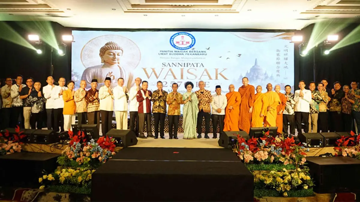 Foto bersama saat acara Dharmasanti (Sannipata) Waisak 2570 BE di Hotel Furaya Pekanbaru, Selasa (16/6/2026). Ft EVAN GUNANZAR/RIAUPOS.CO