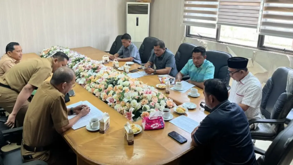 Komisi III DPRD Kabupaten Kampar menggelar Rapat Dengar Pendapat (RDP) bersama Bapenda untuk mengevaluasi realisasi PAD 2026 di ruang rapat Komisi III DPRD Kampar, Senin (15/6/2026). (Kamaruddin/Riaupos co)