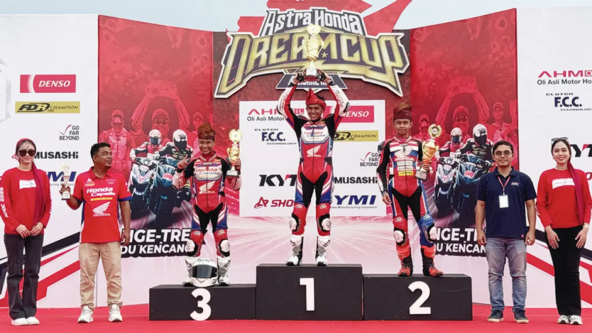 Para pemenang Astra Honda Dream Cup (AHDC) 2026 Regional Riau berfoto bersama di podium usai perlombaan yang digelar di Sirkuit Permanen Sport Centre Bangkinang, Kabupaten Kampar, Riau, belum lama ini.(PT AHM UNTUK RIAUPOS.CO)
