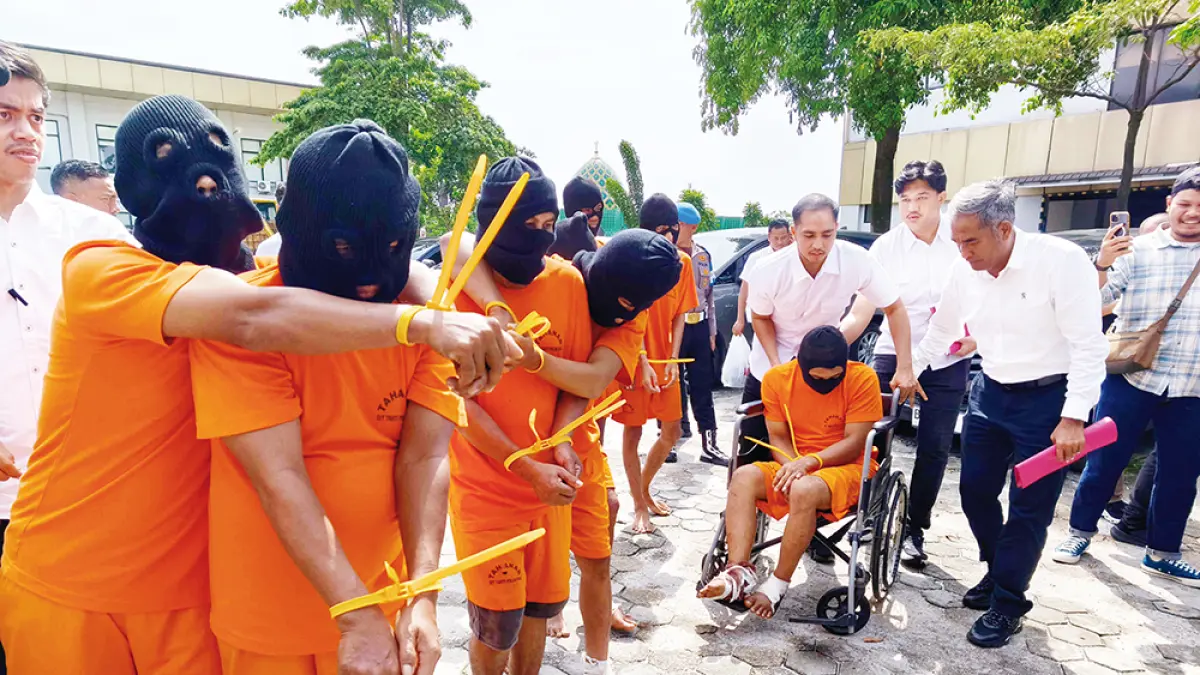 Para tersangka digiring saat dilakukan ekspos kasus curat, curas, dan curanmor di Mapolda Riau, Senin (15/6/2026). (EVAN GUNANZAR/RIAU POS)
