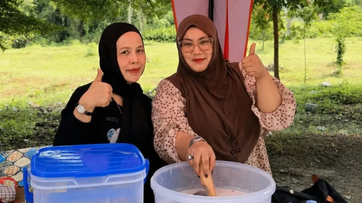Pedagang cendol yang byjan stan UMKM Milad ke-61 Kabupaten Indragiri Hilir. Selama sepekan pelaksanaan kegiatan, Cendol Qutub yang dikelolanya berhasil meraup omzet sekitar Rp20 juta berkat tingginya antusiasme pengunjung. (Istimewa)