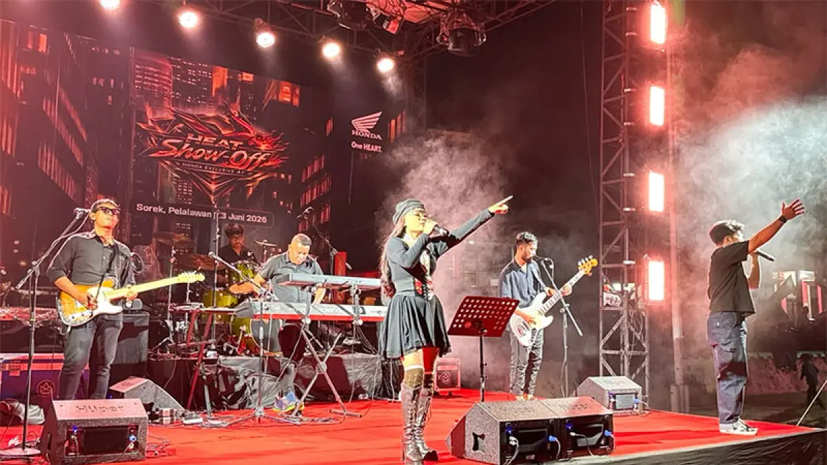 Penampilan live band menambah semarak iven Honda Exclusive At: HEAT Show-Off yang digelar di halaman Kantor Camat Pangkalan Kuras, belum lama ini.