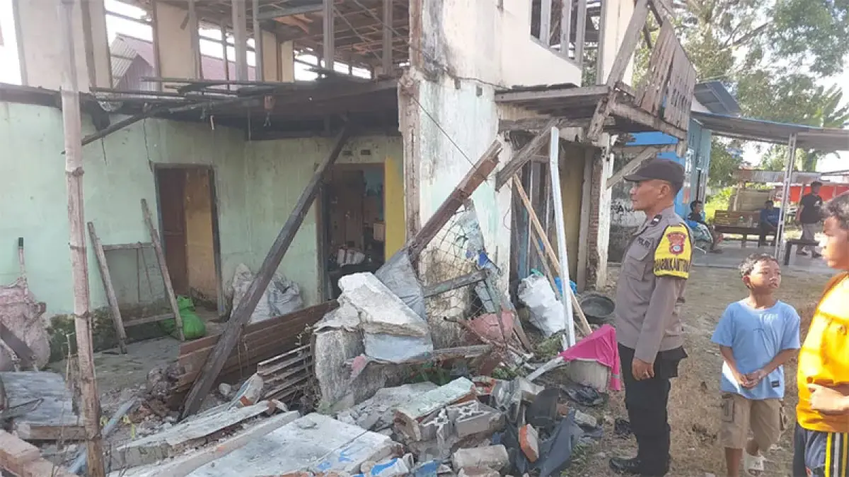 Petugas kepolisian bersama pemerintah desa melakukan pendataan kerusakan rumah warga pascagempa magnitudo 6,7 yang mengguncang Kecamatan Torue, Kabupaten Parigi Moutong, Selasa (16/6/2026). (FOTO ISTIMEWA/RADAR PALU) 

