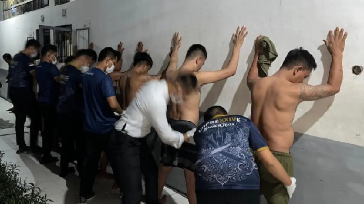 Petugas Lapas Bengkalis memeriksa napi dalam razia rutin di kamar hunian dan berhasil menemukan barang terlarang, Senin (15/6/2026) malam. (Lapas Bengkalis)