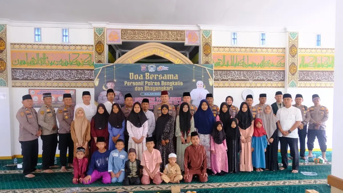 Polres Bengkalis menggelar doa bersama dan menyantuni anak yatim di Masjid Al Hikmah Polres Bengkalis, Selasa (16/6/2026). (Polres Bengkalis)