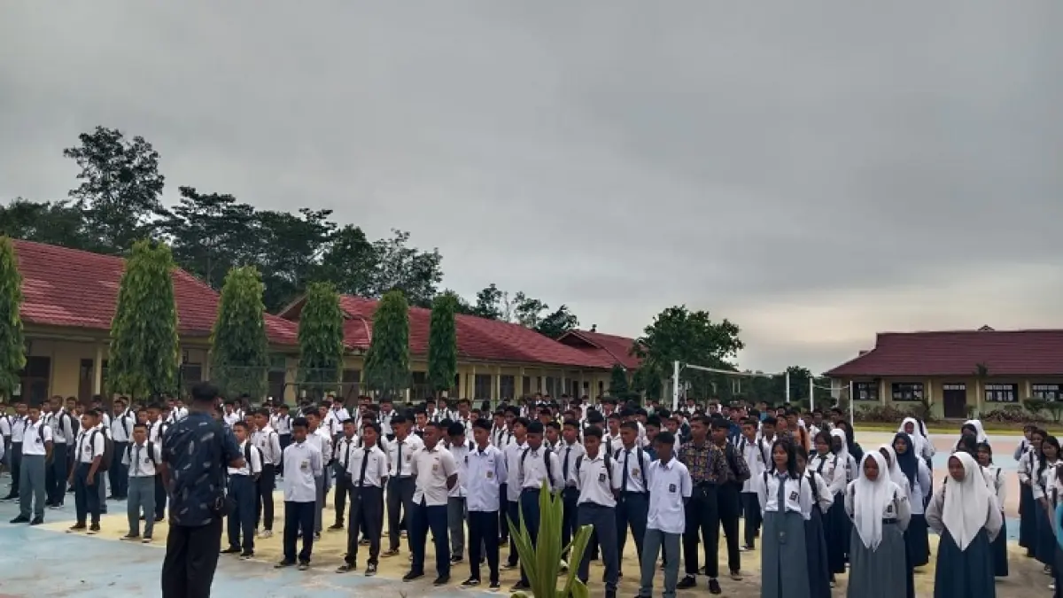 Ratusan calon siswa mendaftar di SMK Negeri 1 Pangkalan Lesung yang telah selesai dilakukan verifikasi berkas, Selasa (16/6/2026). (M Amin Amran/Riaupos.co)