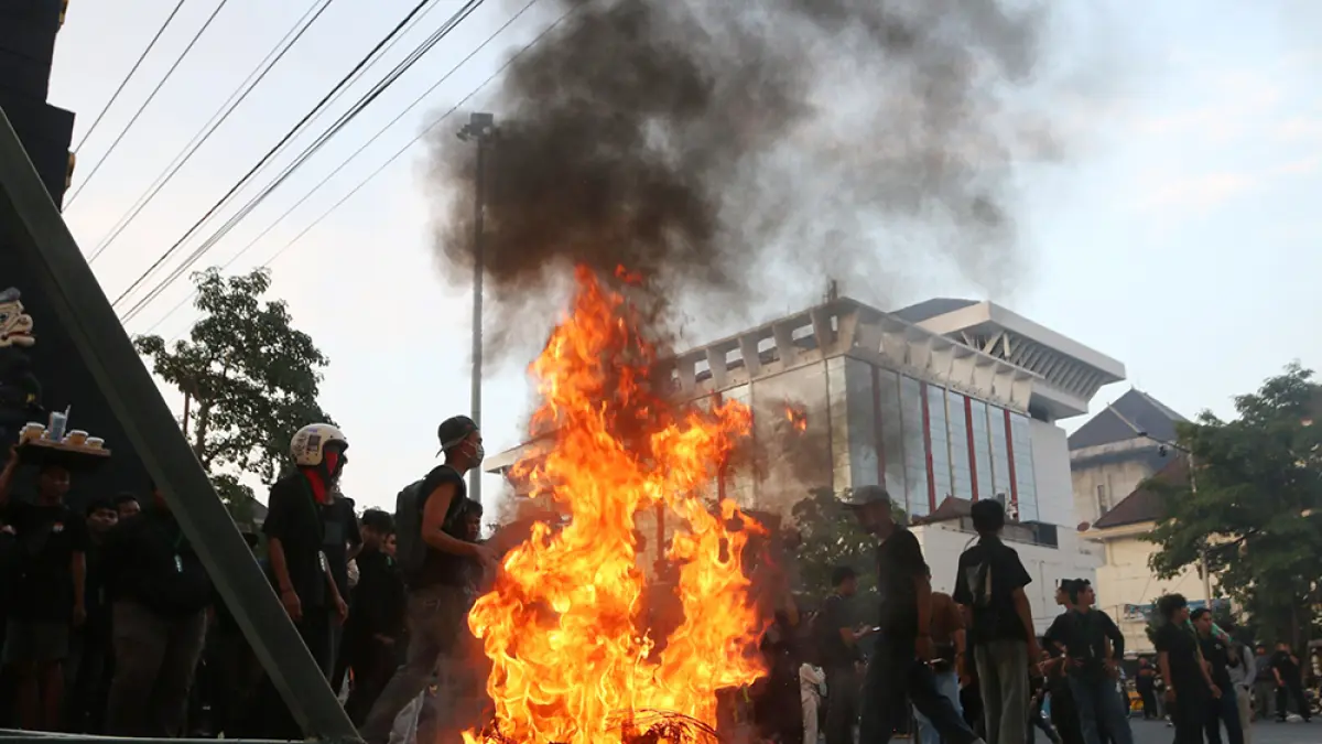 Semarang membakar ban saat aksi demonstrasi di Halaman Kantor Gubernur dan DPRD Jawa Tengah, Jalan Pahlawan, Senin (15/6/2026). (JPG)