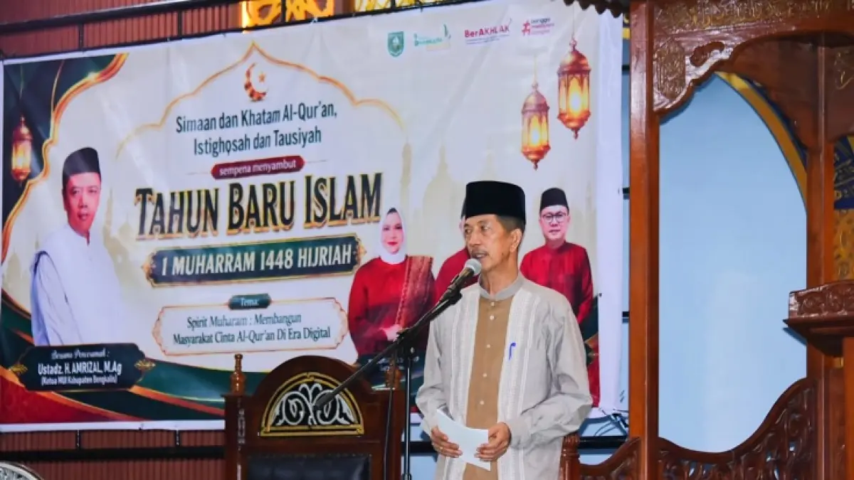 Staf ahli Bupati Bengkalis Johansyah Syafri menyampaikan sambutan pada malam peringatan tahun baru Islam 1448 H di Mesjid Agung Istiqamah Bengkalis, Senin (15/6/2026) malam. (Istimewa)