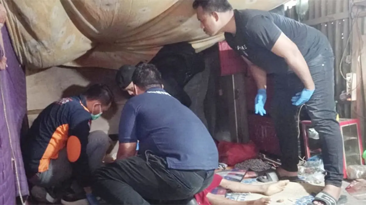 Tim Identifikasi Forensik Polres Rohul bersama Unit Reskrim Polsek Ujung Batu melakukan olah TKP korban tewas bersimbah darah di dalam rumah, Selasa (16/6/2026). Foto Polres Rohul untuk Riaupos.co