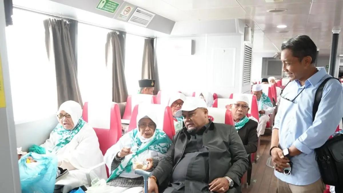 Wabup Syamsurizal duduk dan berbincang dengan jemaah haji dalam perjalanan dari Pelabuhan Sekupang Batam menuju Pelabuhan Tanjung Buton, Kecamatan Sungai Apit, dalam Kapal Dumai Line 12, Selasa (16/6/2026).(Istimewa)