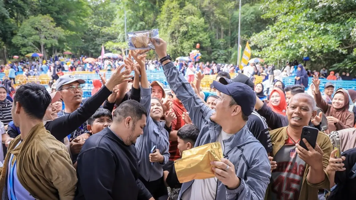 Wako Pekanbaru Agung Nugroho bersama warga Rumbai Timur memeriahkan jalan sehat HUT ke-242 Pekanbaru di Danau Bandar Khayangan, Selasa (16/6/2026). (ISTIMEWA)