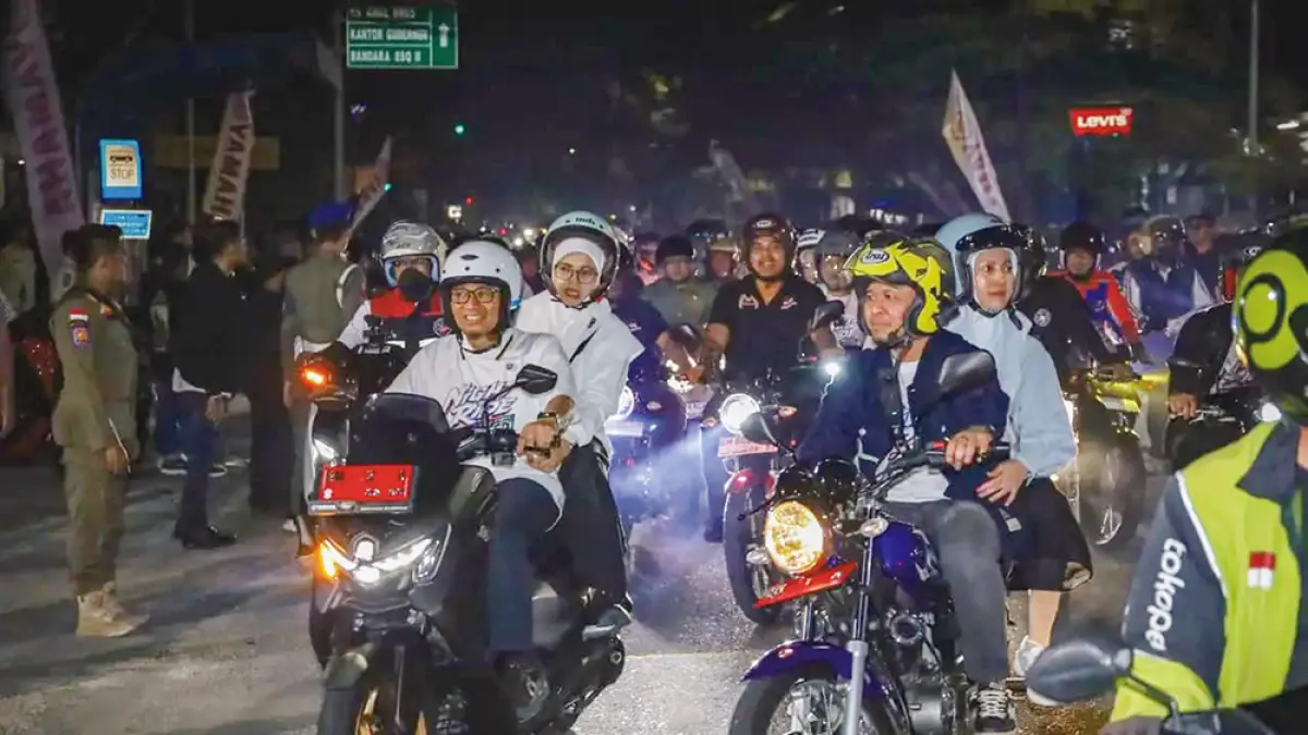 Wali Kota Pekanbaru Agung Nugroho beserta istri dan Wawako Pekanbaru Markarius Anwar bersama istri mengikuti Night Ride 2026 bersama ribuan warga, Sabtu (13/6/2026) malam. (Pemko pekanbaru untuk riau pos)