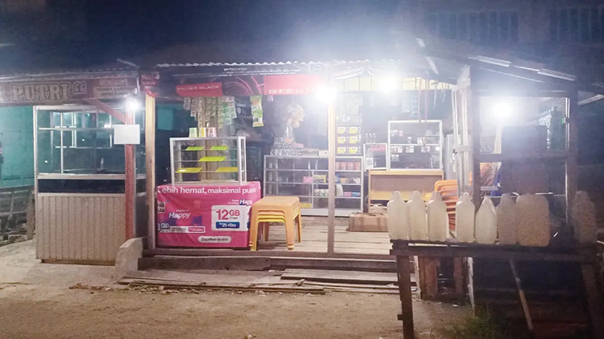 Warung yang dijadikan camp eksploitasi anak di Jalan Lintas Timur Pangkalankerinci terlihat sepi, Senin (15/6/2026) malam.(MUHAMMAD AMIN AMRAN/RIAU POS)