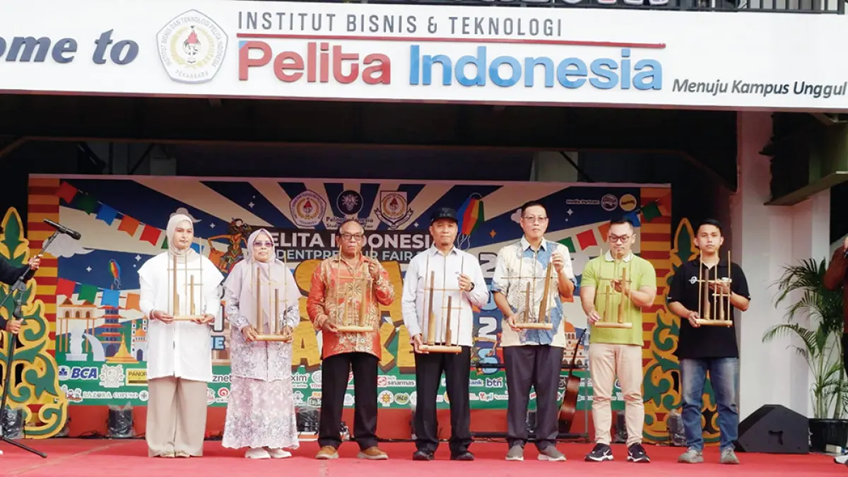 Kiri ke kanan, perwakilan Drsclinique Julia, perwakilan Dinas Pendidikan Provinsi Riau Nurjasmi MPd, Rektor IBTPI Prof Dr Amries Rusli Tanjung SE MM Ak CA, Wakil Wali Kota Pekanbaru H Markarius Anwar ST MArch, Wakil Rektor I Prof Dr Teddy Chandra SE MM, Kepala KCU Bank BCA Pekanbaru Yusuf, dan Julius dari PT Capella Dinamik Nusantara memainkan angklung bersama sebagai penanda dibuka gelaran ASEAN Market Studentpreneur Fair 2026 Institut Bisnis dan Teknologi (IBT) Pelita Indonesia, Sabtu (13/6/2026). (Pelita Indonesia untuk Riau Pos)