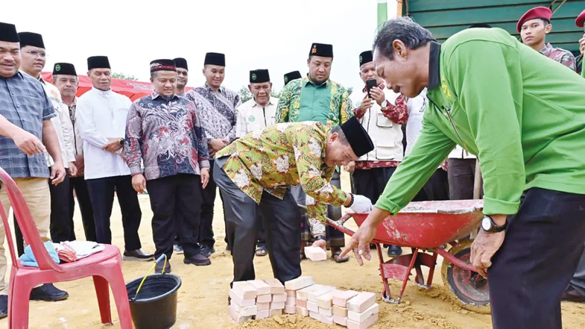 BATU PERTAMA: Bupati Bengkalis diwakili Plt Asisten Perekonomian dan Pembangunan Setda Bengkalis H Hambali meletakan batu pertama pembangunan Masjid Al-Fa­ruq Muhammadiyah di Jalan Lingkar RT03/RW01 Kelurahan Pematang Pudu, Ke­camatan Mandau, Ahad (14/6/2026). (PEMKAB BENGKALIS UNTUK RIAU POS)
