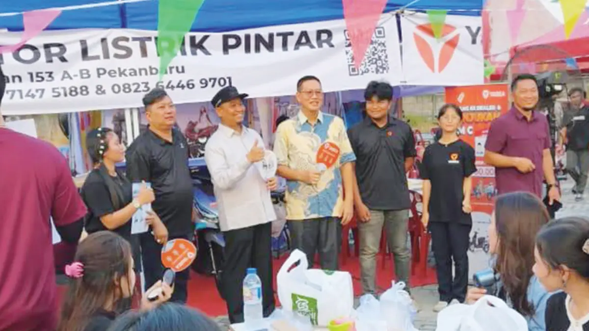 Wakil Wali Kota Pekanbaru Markarius Anwar (tiga kiri) didampingi Wakil Rektor 1 Institut Bisnis dan Teknologi Pelita Indonesia Prof Teddy Chandra (tengah), dan Direktur
Operasional Nata Hedy Nyo (dua kiri) saat mengunjungi stan motor Yadea Pekanbaru di pameran Pelita Indonesia Studentpreneur Fair 2026, Sabtu (13/6/2026).(Pelita Indonesia for Riau Pos)
