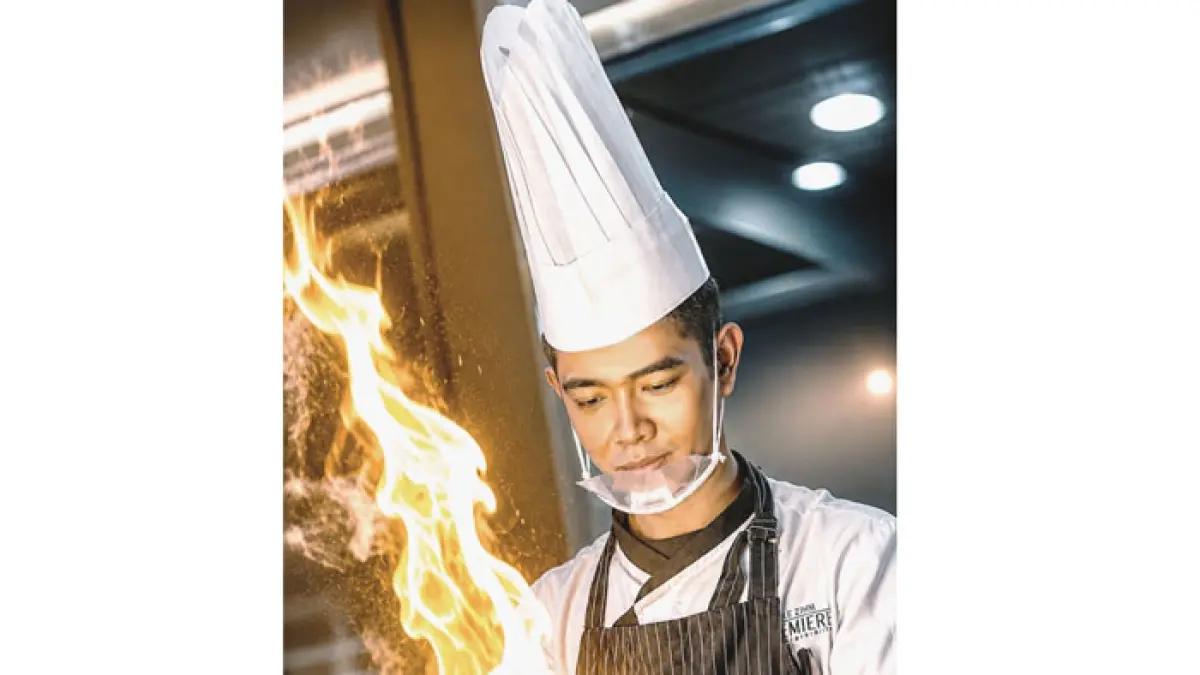 Aksi live cooking chef profesional yang menjadi salah satu daya tarik dari program The Premiere Night Valley di The Café Restaurant, The Premiere Hotel Pekanbaru. (Istimewa)