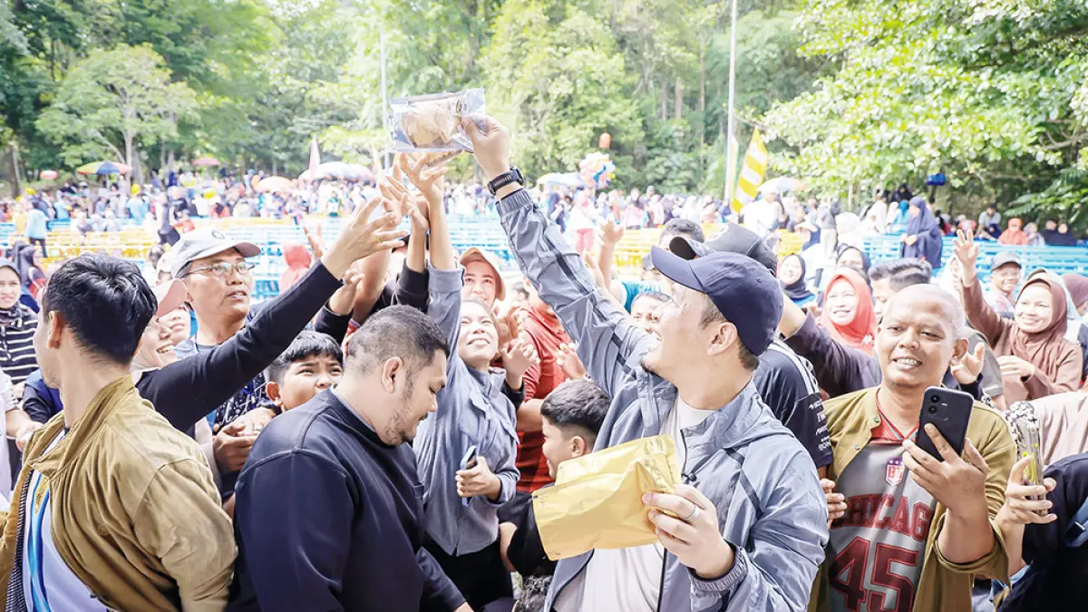 BERSAMA WARGA: Wali Kota Pekanbaru Agung Nugroho bersama warga Rumbai Timur memeriahkan jalan sehat HUT Ke-242 Pekanbaru di Danau Bandar Kayangan, Selasa (16/6/2026). (PEMKO PEKANBARU UNTUK RIAU POS)
