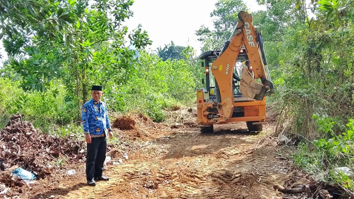 Camat Kuantan Tengah mengerahkan alat berat untuk pematangan tempat pembuangan sampah (TPS) sementara baru di kawasan Pasar Modern Teluk Kuantan, Rabu (17/6/2026). (Desriandi Candra)
