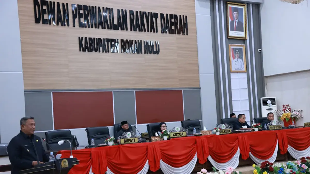 BERIKAN SAMBUTAN: Bupati Rohul Anton memberikan sambutan terima kasih pemkab Rohul kepada pimpinan dan anggota DPRD yang telah menyetujui 4 Ranperda menjadi Perda dalam rapat paripurna yang digelar di Gedung DPRD Rohul. Selasa (16/6/2026) petang. (PROKOPIM SETDA ROHUL UNTUK RIAU POS)