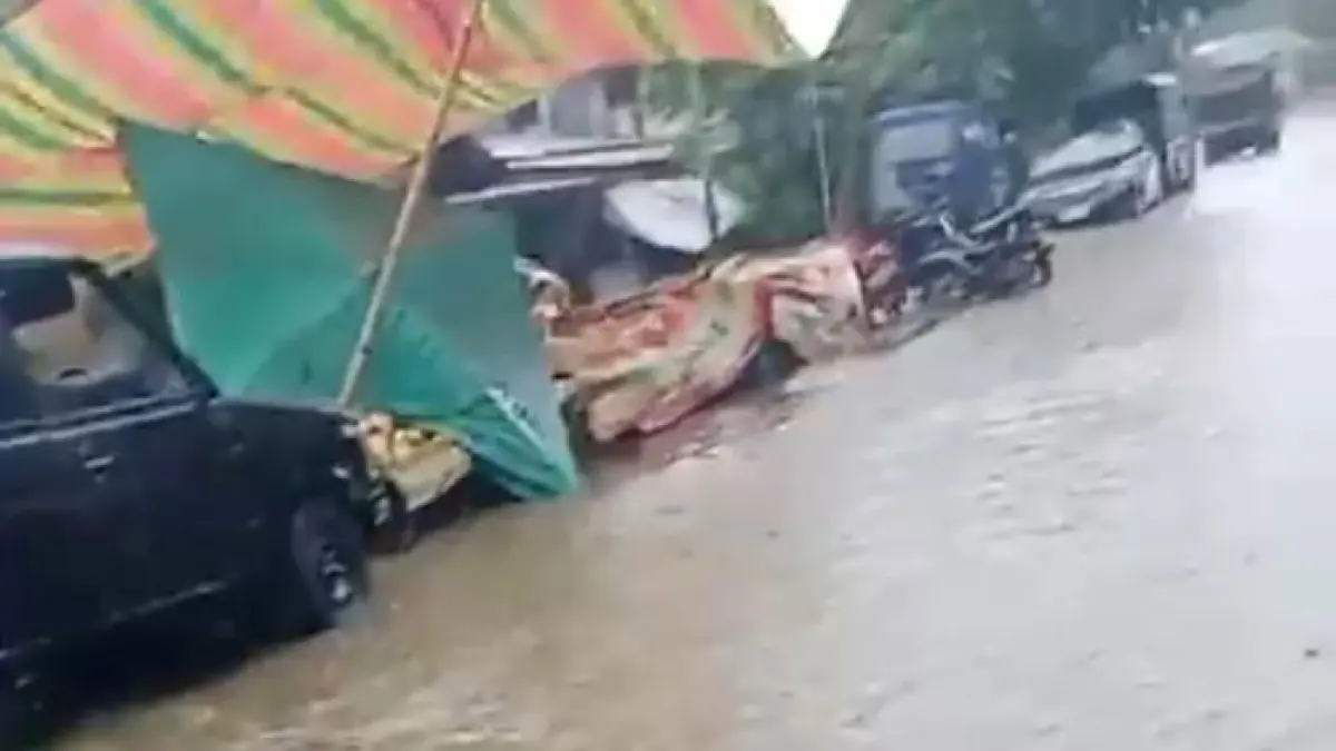 Hujan lebat yang mengguyur Kota Bangkinang, Kabupaten Kampar, menyebabkan sejumlah ruas jalan tergenang air, Rabu (17/6/2026). (Istimewa)