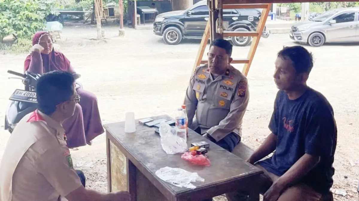 Kapolsek Ujung Batu Kompol Jusuf Purba bersama Camat Ujung Batu Sigid Pranjoro (kiri) silaturahmi dan menyampaikan belangsungkawa kepada Jeri (pakai kaos), anak sulung korban pembunuhan Inur (49) di Dusun II Simpang Baru Desa Ngaso, Rabu (17/6/2026). (Istimewa)