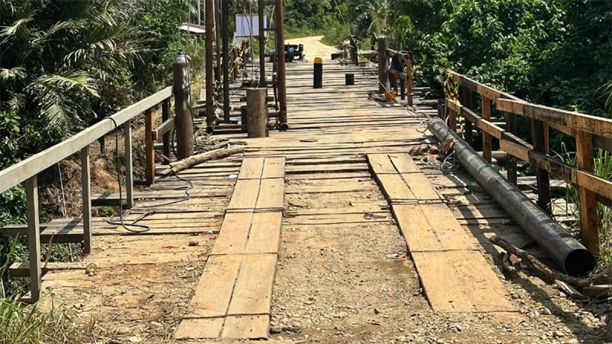 Jembatan penghubung Desa Sungai Sarik-Lubuk Agung sudah dimulai pengerjaan rehabilitasi, Rabu (17/6/2026). Warga untuk Riaupos co