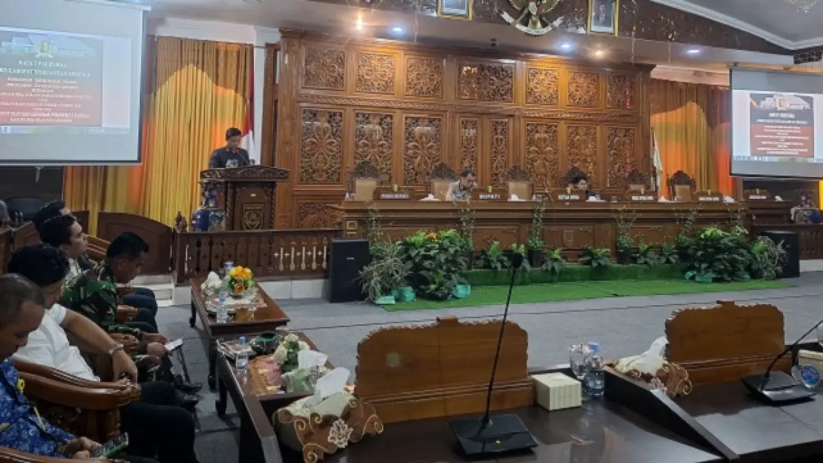 Juru bicara Fraksi PAN, Firman Rendiansyah menyampaikan pandangan umum Fraksi terhadap Ranperda Perubahan SOTK, Rabu (17/6/2026) siang di paripurna DPRD Kuansing.(Desriandi Candra/Riaupos.co)