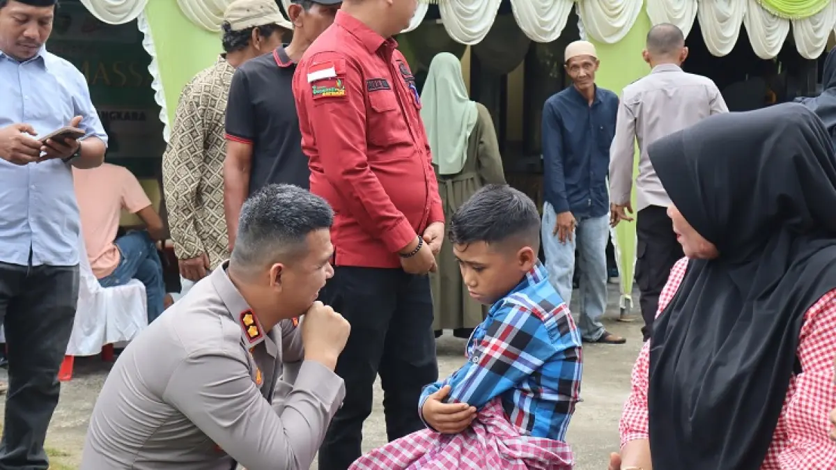 Kapolres Bengkalis AKBP Fahrian Saleh Siregar berdialog dengan peserta khitanan massal serta memberikan semangat agar tidak takut untuk dikhitan di Mako Polsek Bantan, Kecamatan Bantan, Bengkalis, Rabu (17/6/2026). (Polres Bengkalis)