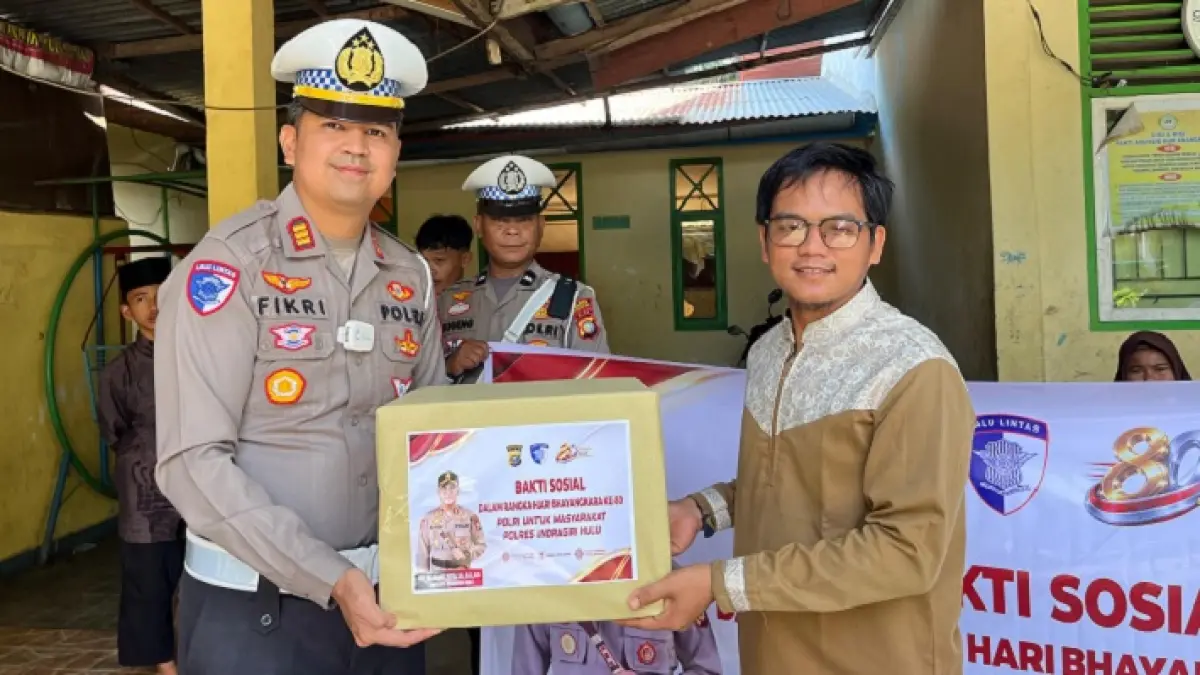 Kasatlantas Polres Inhu, AKP Fikri Kurniawan menyerahkan bantuan paket sembako secara simbolis kepada pengurus Panti Asuhan Nur Ananda Putri, Rabu (17/6/2026). (Satlantas Polres Inhu)