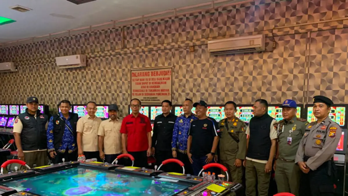 Kepala Satpol PP Kota Pekanbaru mengikuti sidak yang dilakukan Komisi I DPRD Kota Pekanbaru bersama DPMPTSP serta pihak kepolisian, Rabu (17/6/2026). (Satpol PP Pekanbaru untuk Riau Pos)