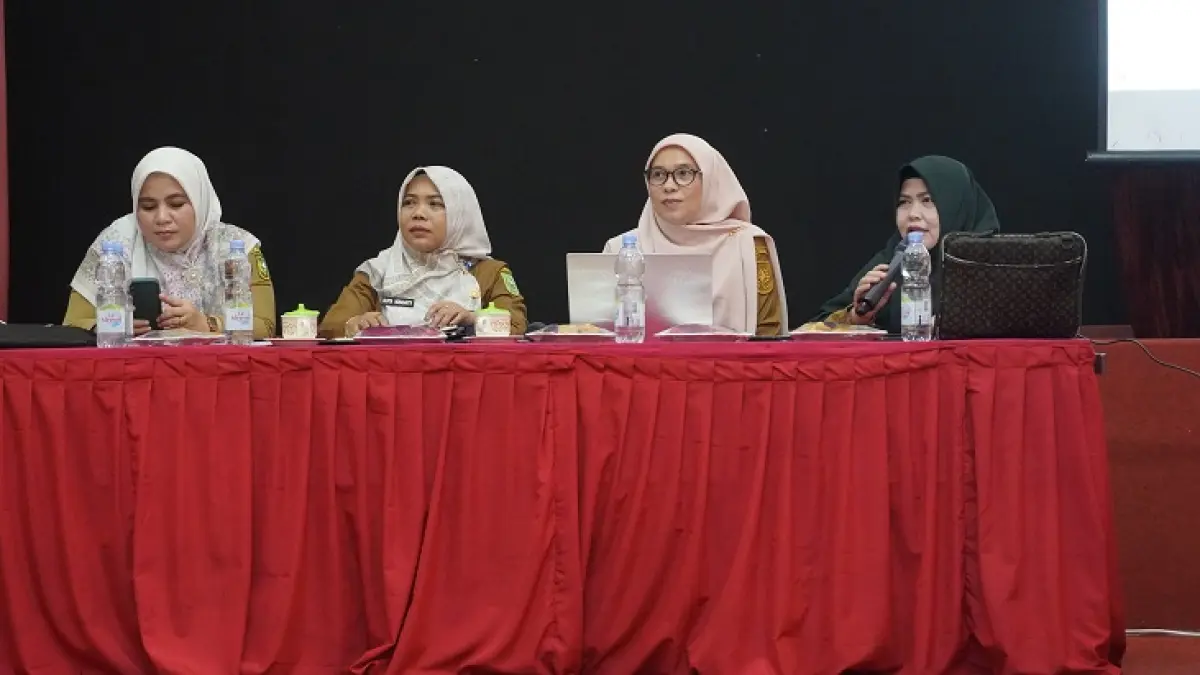 Kepala SMKN Pertanian Terpadu Pekanbaru Elvita Herasanty SIP MPd (dua kiri) bersama dengan para wakil kepala sekolah dan narasumber workshop Pembuatan Modul Ajar yang Terintegrasi dengan P4GN, Senin (15/6/2026).(SMKN Pertanian untuk Riau Pos)&nbsp;&nbsp;&nbsp;