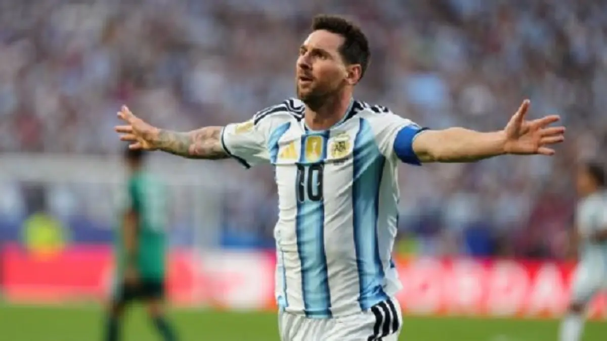 Lionel Messi melakukan selebrasi usai mencetak salah satu dari tiga gol yang dileskkan ke gawang Aljazair pada fase Grup J Piala Dunia 2026. (AP/Ed Zurga)
