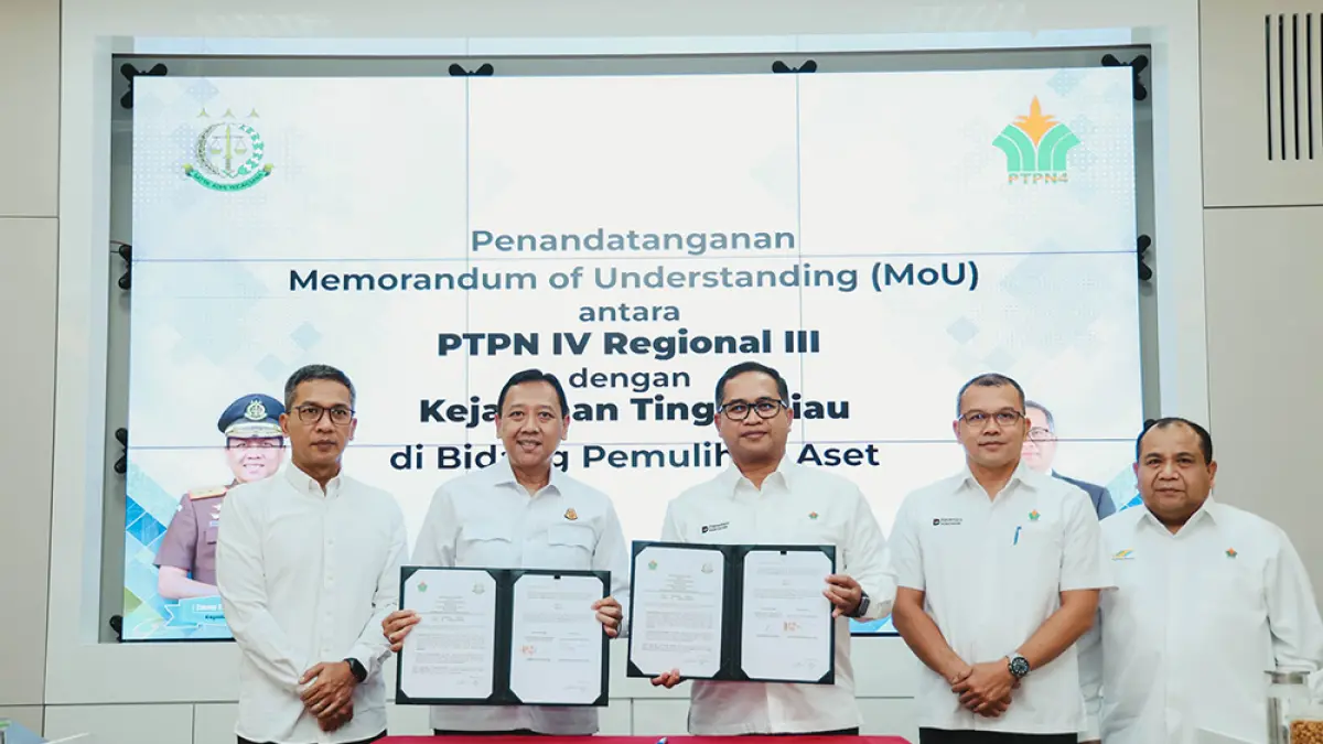 Kepala Kejaksaan Tinggi Riau I Dewa Gede Wirajana dan Region Head PTPN IV Regional III Bambang Budi Santoso foto bersama usai penandatanganan kerja sama pemulihan aset di Region Office PTPN IV Regional III, Pekanbaru, Senin (15/6/2026). (Humas PTPN IV Regional III untuk riau pos)
