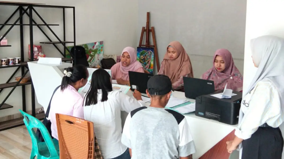 Panitia SPMB SMKN 1 Rengat saat menerima pendaftaran calon murid secara offline, Rabu (17/6/2026).(Kasmedi/Riaupos.co)