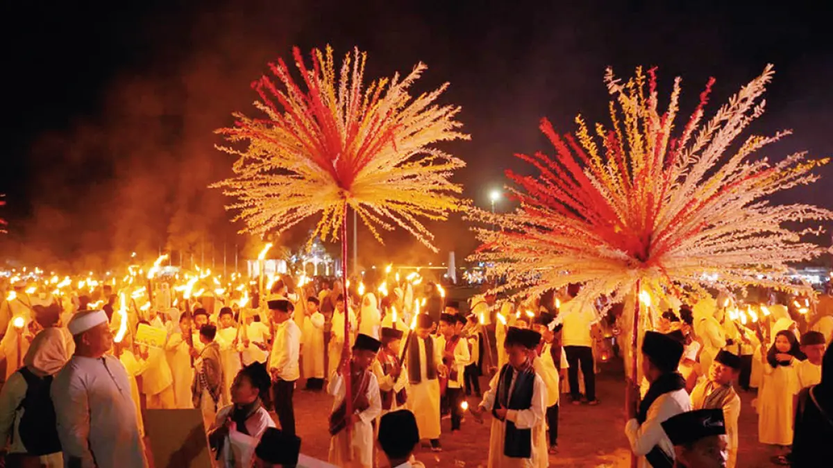 PAWAI OBOR: Para pelajar tiga kecamatan mengikuti pawai obor dari Lapangan Tugu depan Istana Asserayah Alhasyimiah,  Siak Sriindrapura, Senin (15/6/2026) malam. (MONANG LUBIS/RIAU POS)