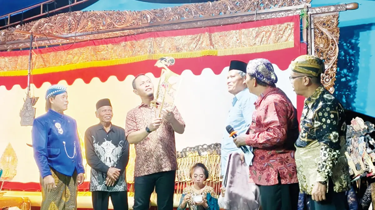 PEGANG WAYANG: Wali Kota Pekanbaru Agung Nugroho memegang wayang kulit saat menghadiri pergelaran wayang kulit menyambut 1 Muharam dan HUT Ke-242 Kota Pekanbaru, Senin (15/6/2026) malam. (PEMKO PEKANBARU UNTUK RIAU POS)