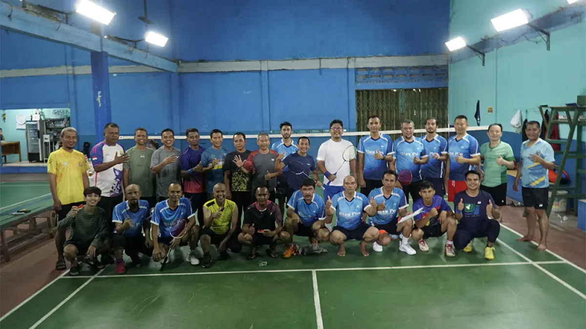 Pemain PB Riau Pos Group dengan PB UIN Suska berfoto bersama sebelum pertandingan persahabatan di GOR  Badminton Arya, Pekanbaru, Selasa (16/6/2026). (MHD AKHWAN/RIAU POS)