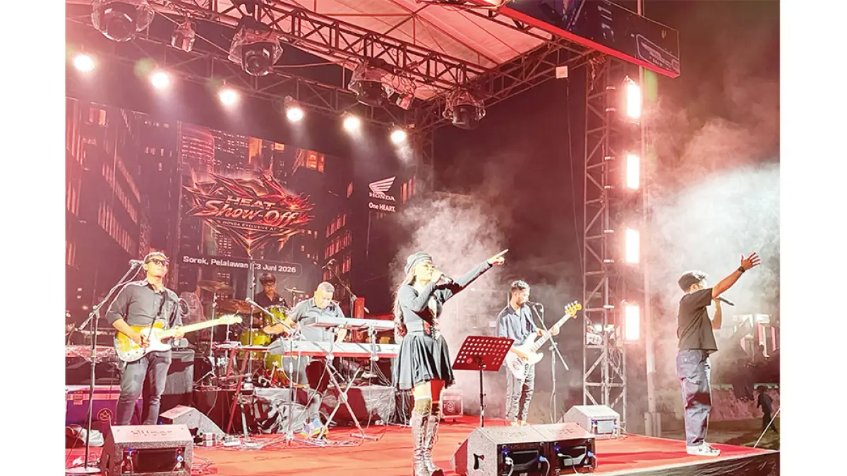 Penampilan live band menambah semarak iven Honda Exclusive At: HEAT Show-Off” yang digelar di halaman Kantor Camat Pangkalankuras, belum lama ini. (Capella Honda untuk Riau pos)